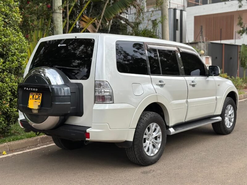 2011 Mitsubishi Pajero – 3000cc Petrol, Automatic, 4WD, 7-Seater SUV for Sale