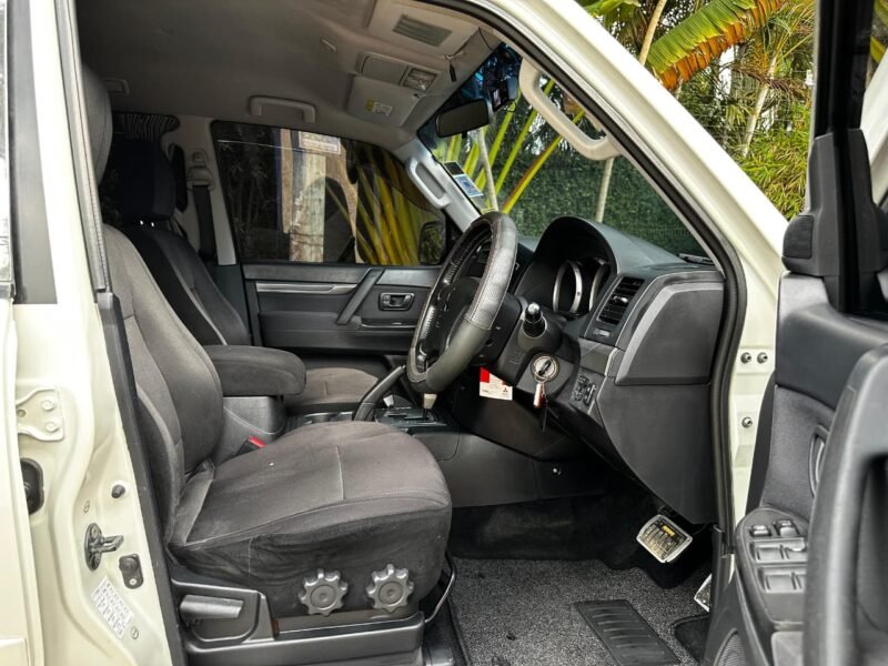 2011 Mitsubishi Pajero – 3000cc Petrol, Automatic, 4WD, 7-Seater SUV for Sale