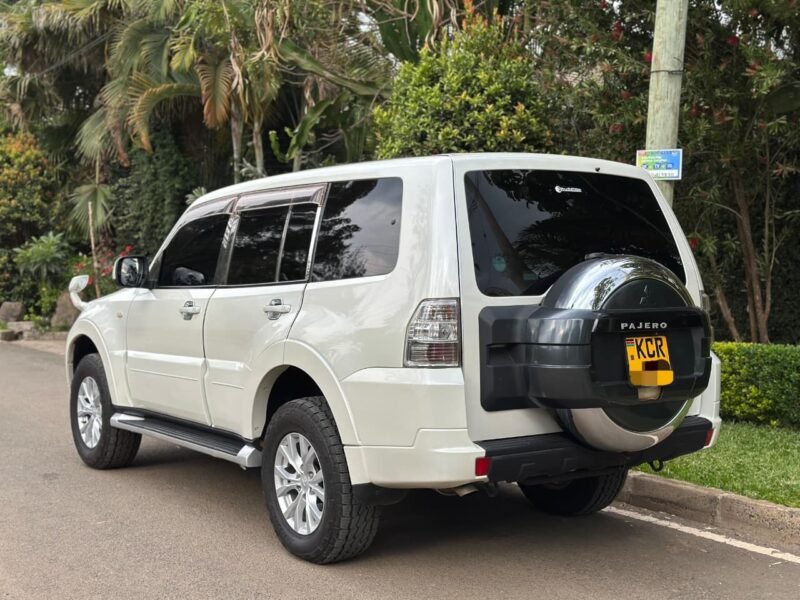2011 Mitsubishi Pajero – 3000cc Petrol, Automatic, 4WD, 7-Seater SUV for Sale