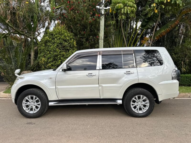 2011 Mitsubishi Pajero – 3000cc Petrol, Automatic, 4WD, 7-Seater SUV for Sale
